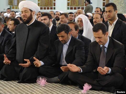 بشار اسد (راست) همراه با محمود احمدی نژاد در مراسم بزرگداشت تولد پیامبر اسلام در مسجد حافظ اسد در دمشق