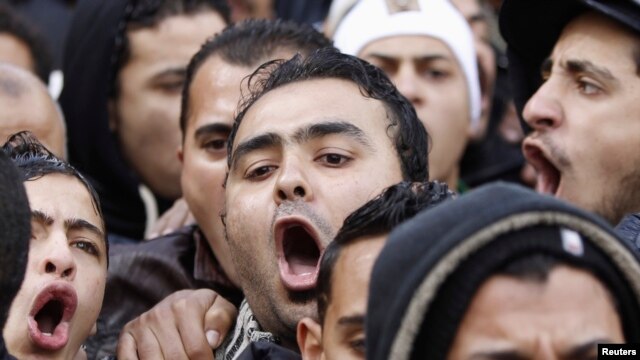 Demonstranti izvikuju parole protiv predsjednika, Port Said, februar 2013.