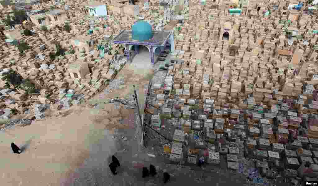 People visit the Valley of Peace cemetery in the Iraqi holy city of Najaf, south of Baghdad. (Reuters/Alaa al-Marjani)