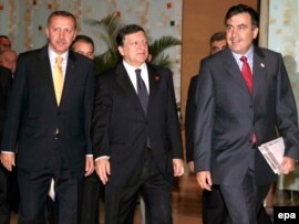 Türkiyə baş naziri Rəcəb Tayyib Ərdoğan, Avropa Komissiyasının prezidenti Jose Manuel Barosso və Gürcüstan prezidenti Mixael Saakaşvili. «Nabucco» sammitində, Ankara, 13 iyul 2009