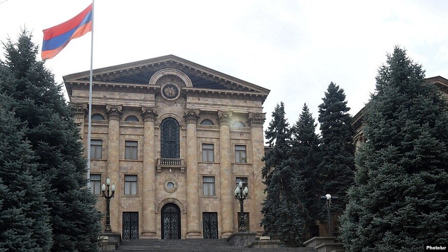 У парламента Армении проходит акция протеста против соглашения о ПВО