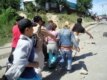 Ашу-ызаға булыққан топтың қаһарынан полицейлерді шаңырақтықтардың өздері қорғап, араша түсті.