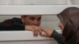 Узбекский беженец-мусульманин Шухрат Ботиров и его жена смогли увидеть друг друга заседании экстрадиционного суда. Алматы, 16 марта 2011 года.
