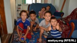 Ерлі-зайыпты Өмірхан Жетесов пен Амангүл Ешпанова тәрбиелеп жатқан балалар. Ақтөбе, 30 шілде 2016 жыл.
