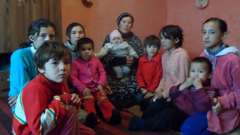 Семья с десятью детьми мёрзнет в однокомнатном домике