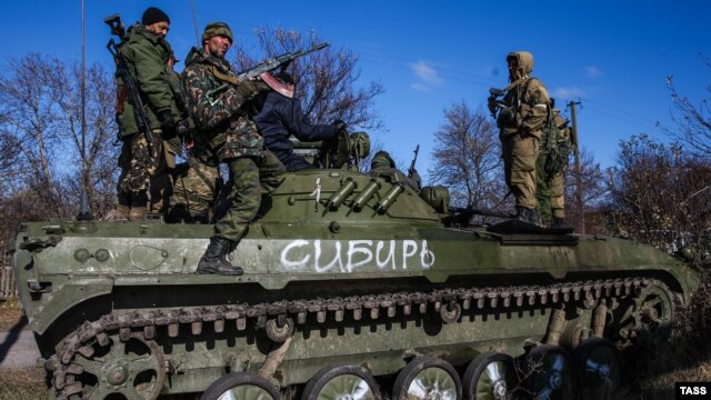 Боевики ДНР на танке в селе Заиченко в 10 км от Мариуполя