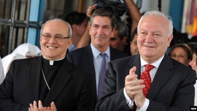 Cuban Cardinal Jaime Ortega y Alamino (left) and Spanish Foreign Minister Miguel Angel Moratinos, who negotiated the release, visit to the Santovenia asylum in Havana on July 7.