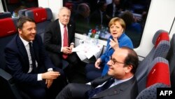 Премьер-министр Италии Маттео Ренци (слева внизу), президент Швейцарии Йоханн Шнайдер-Амманн, канцлер Германии Ангела Меркель и президент Франции Франсуа Олланд путешествуют через Готардский базисный туннель, 1 июня 2016 года.