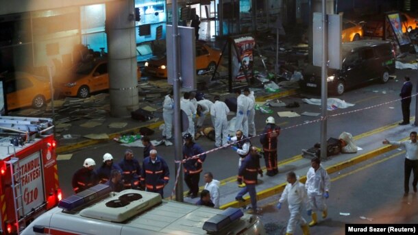 Медики и спасатели в стамбульском аэропорту после взрывов. 28 июня 2016 года.