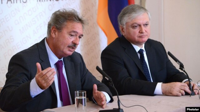 Armenia - Foreign Minister Edward Nalbandian (R) his Luxembourg counterpart Jean Asselborn at a joint news conference in Yerevan, 11Sept2012.