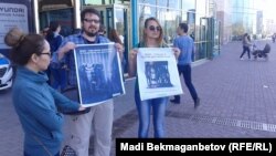 Белсенділер цирктегі жануарларды қорғауға арналған шарада тұр. Астана, 17 сәуір 2016 жыл.