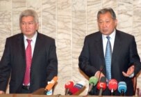 Premier Kulov (left) and President Bakiev at a press conference today in Bishkek (RFE/RL)