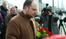 Владимир Кара-Мурза младший у народного мемориала памяти Бориса Немцова на месте его убийства