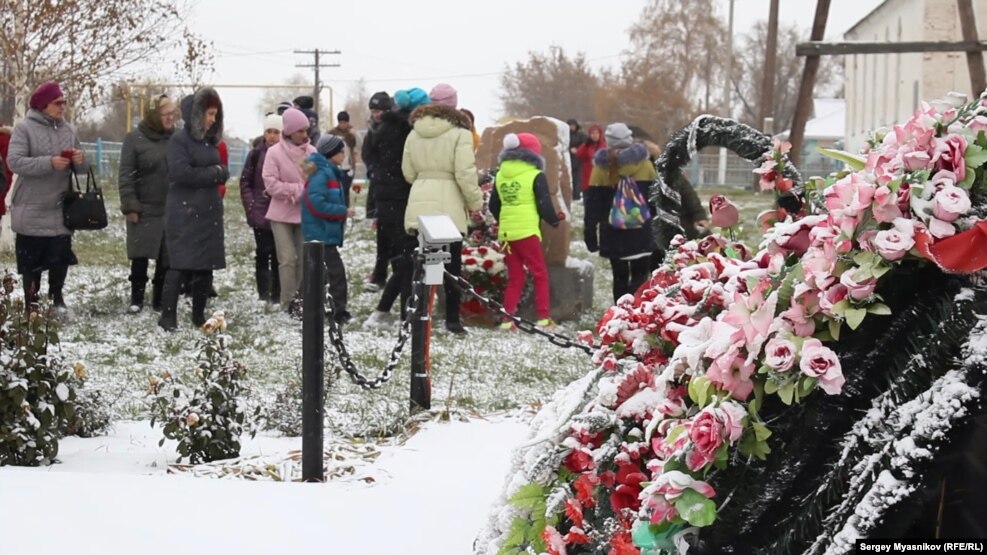 Цветы к памятнику жертвам политических репрессий