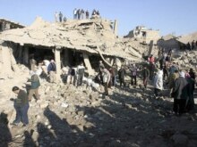 Iraq -- People inspect the site of a blast in Mosul, 24Jan2008
