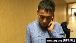 Сотрудник охранного агентства «Жедел кузет» в Актобе Ойландык Жарменов, раненный при нападении на оружейный магазин «Паллада», в коридоре суда. Актобе, 15 сентября 2016 года.