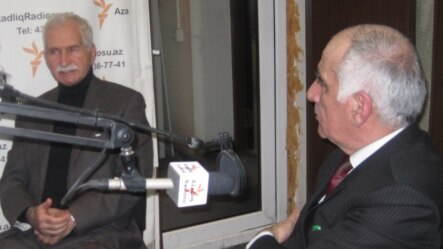 Rafiq İsmayıl (sağda) və Ənvər İmanov (solda) Bakı Bürosunda. 2 fevral 2012