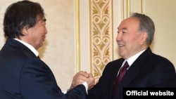 Ақын Олжас Сүлейменов Қазақстан президенті Нұрсұлтан Назарбаевпен кездесіп тұр. Алматы, 12 ақпан 2016 жыл.