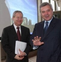 LUKoil President Vagit Alekperov (right) with ConocoPhillips CEO James Mulva in Moscow this week (epa)