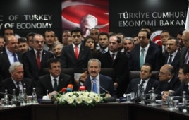 Министр экономики Турции Зафер Чаглаян объявляет об отставке
