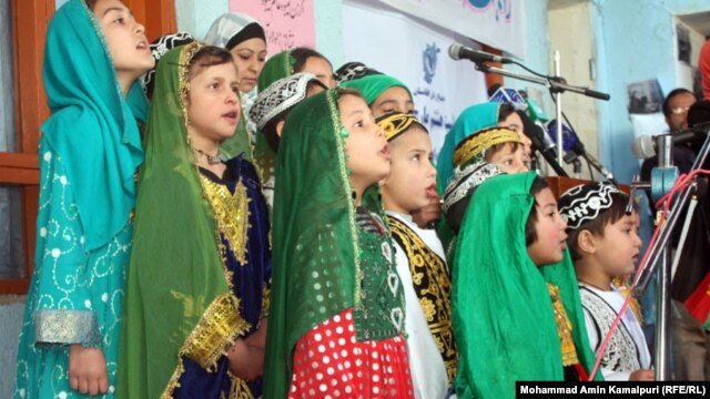 Ән салып тұрған ауған балалары. Көрнекі сурет.