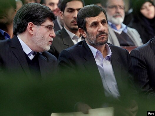 علی‌اکبر جوانفکر (چپ) در کنار محمود احمدی‌نژاد