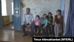 67 жастағы зейнеткер Қайыр Көшелековтің балаларымен түскен суреті.