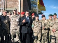 Defense Minister Jung, center, with German soldiers in Kabul (file photo) (epa)