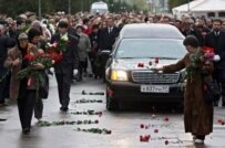 The hearse carrying the body of Anna Politkovskaya makes its rose-strewn way toward the Troyekurovskoye cemetery in Moscow (epa)