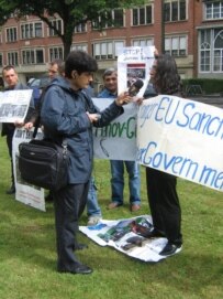 Andijon refugees and rights activists picketed outside the Uzbek Embassy in Brussels on May 13 (RFE/RL)