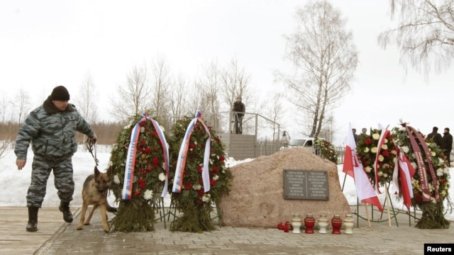 A memorial at the site of the 2010 plane crash that killed Polish President Lech Kaczynski and 95 others near the city of Smolensk. (file photo)