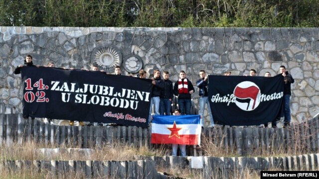 Članovi organizacije Antifašistička akcija na Partizanskom groblju u Mostaru