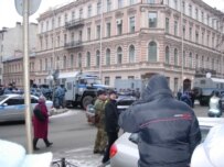 Security forces were conspicuous near Yabloko headquarters in St. Petersburg on November 25 (RFE/RL)