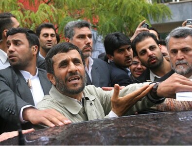 محمود احمدی نژاد، رییس جمهوری ایران، چهار روز بعد از برگزاری مراسم روز ۱۶ آذر توسط  دانشجویان، در دانشگاه امیر کبیر حضور یافت و به ایراد سخنرانی پرداخت اما سخنان وی با اعتراض های شدید دانشجویان نسبت به عملکرد دولت جدید بارها قطع شد.