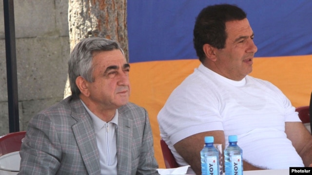 Հայաստանի նախագահ, ՀՀԿ-ի առաջնորդ Սերժ Սարգսյանը եւ Ազգային օլիմպիական կոմիտեի նախագահ, ԲՀԿ-ի առաջնորդ Գագիկ Ծառուկյանը Ծաղկաձորում մարզական միջոցառման ժամանակ, 14-ը հուլիսի, 2012թ.