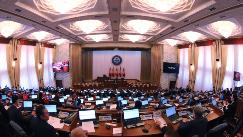 Парламент Кыргызстана одобрил запрет обряда никах для несовершеннолетних
