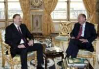 French President Jacques Chirac (right) meets Azerbaijani President Ilham Aliyev, 10 February (epa)