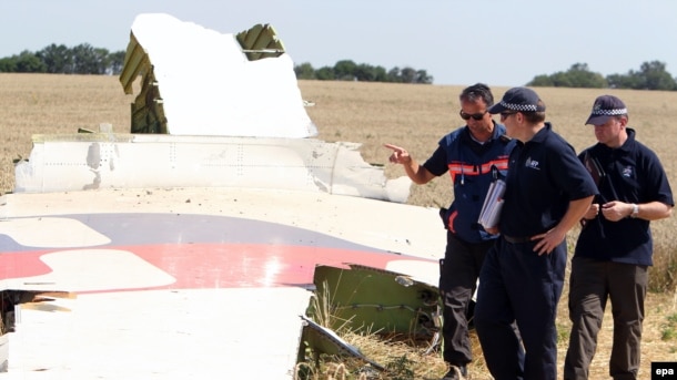 Халықаралық комиссия мүшелерінің MH17 ұшағының қалдығын тексеруп тұрған сәті. Шығыс Украина, тамыз 2014 жыл