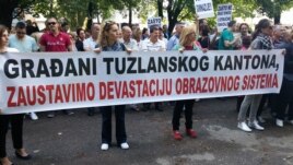 Prizor sa prosvjeda prosvjetnih radnika, Tuzla, 25. lipnja