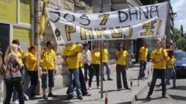 Aktivisti MANS-a pred sjedištem Saveza samostalnih sindikata u Podgorici, 8. maj 2012.