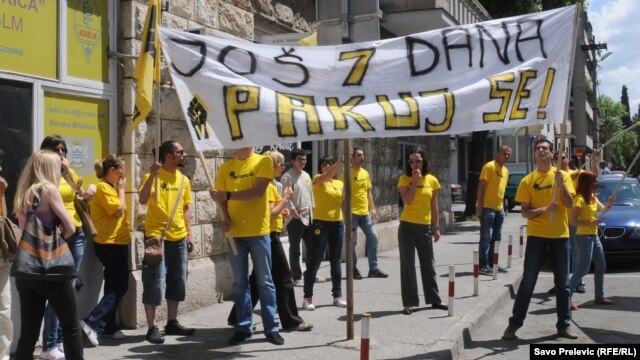 Aktivisti MANS-a pred sjedištem Saveza samostalnih sindikata u Podgorici, 8. maj 2012.