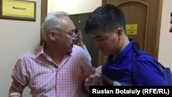 Сейітқазы Матаевты дәрігерлер ауруханаға әкетіп барады. Астана, 23 тамыз 2016 жыл.