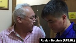 Председатель Союза журналистов Казахстана Сейтказы Матаев (слева) в сопровождении медика в суде. Астана, 23 августа 2016 года.