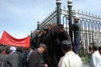 Akmatbaev enjoyed considerable support among local voters. Here, his supporters protest outside the national parliament in late March (RFE/RL)