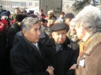 Zharmahan Tuyakbay (left), leader of For a Just Kazakhstan, at the rally on 26 February in Almaty (RFE/RL)