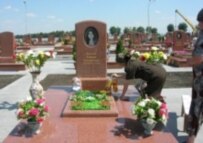 Galina Dagueva at her daughter's grave