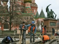 Cheap, low-skilled labor is in demand in Russia. Migrant workers paving a Moscow street (file) (ITAR-TASS)