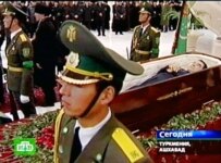 An honor guard stands over Niyazov's coffin in Ashgabat today (AFP)