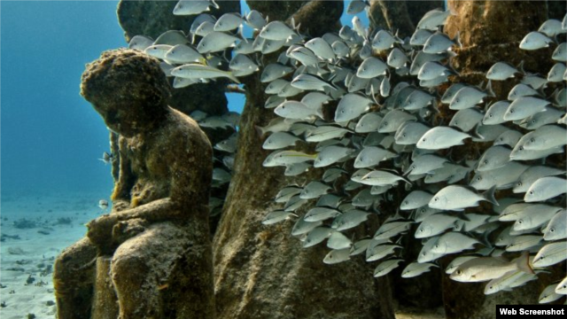 یکی از مجسمه ها زیر آب