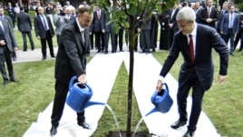 Bivši predsednik Srbije Boris Tadić i predsednik Azerbejdžana Ilham Alijev na otvaranju obnovljenog parka Tašmajdan u Beogradu, jun 2011.